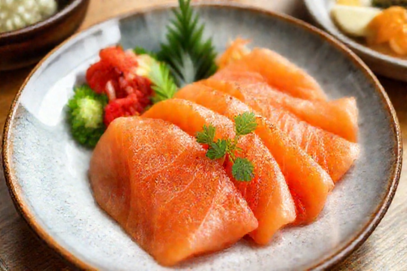 皿に美しく盛り付けた磐梯サーモンの刺身